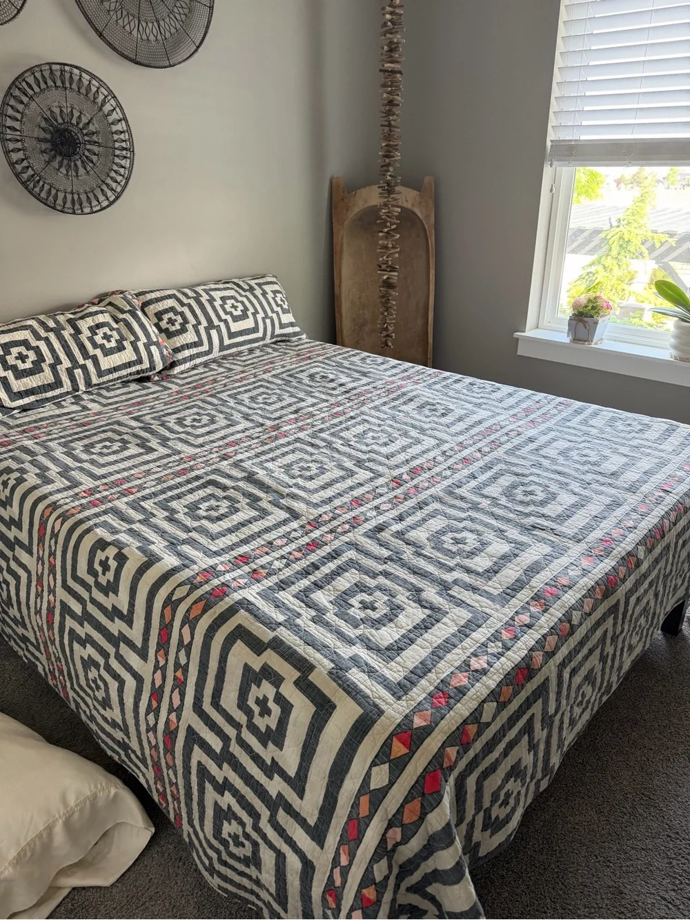 Hypnotic 3-Piece King Quilt Set — Black and Cream Geometric.
